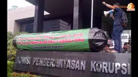 Massa HMI Bawa Replika `Pil Kuat` Raksasa di KPK