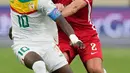 Permainan terbuka dan saling serang diperagakan para pemain Senegal dan Polandia sejak awal pertandingan. (AP Photo/Achmad Ibrahim)