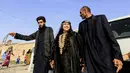 Prosesi yang digelar saat pernikahan pasangan Suriah, Ahmed dan Heba di Raqqa, Suriah (27/10). Usai Kota Raqqa diduduki ISIS, pasangan pengantin ini merupakan yang pertama menggelar pernikahan. (AFP Photo/Delil Souleiman)