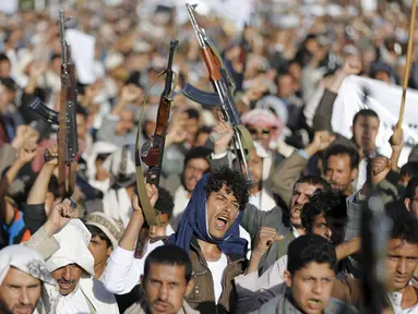 Pendukung kelompok Houthi melakukan demonstrasi menentang penyerangan Arab Saudi ke Yaman, Jumat, (20/11). Serangan koalisi pimpinan Arab Saudi ditujukan menghancurkan kelompol Houthi yang telah merebut kekuasaan Yaman. (REUTERS/Khaled Abdullah)
