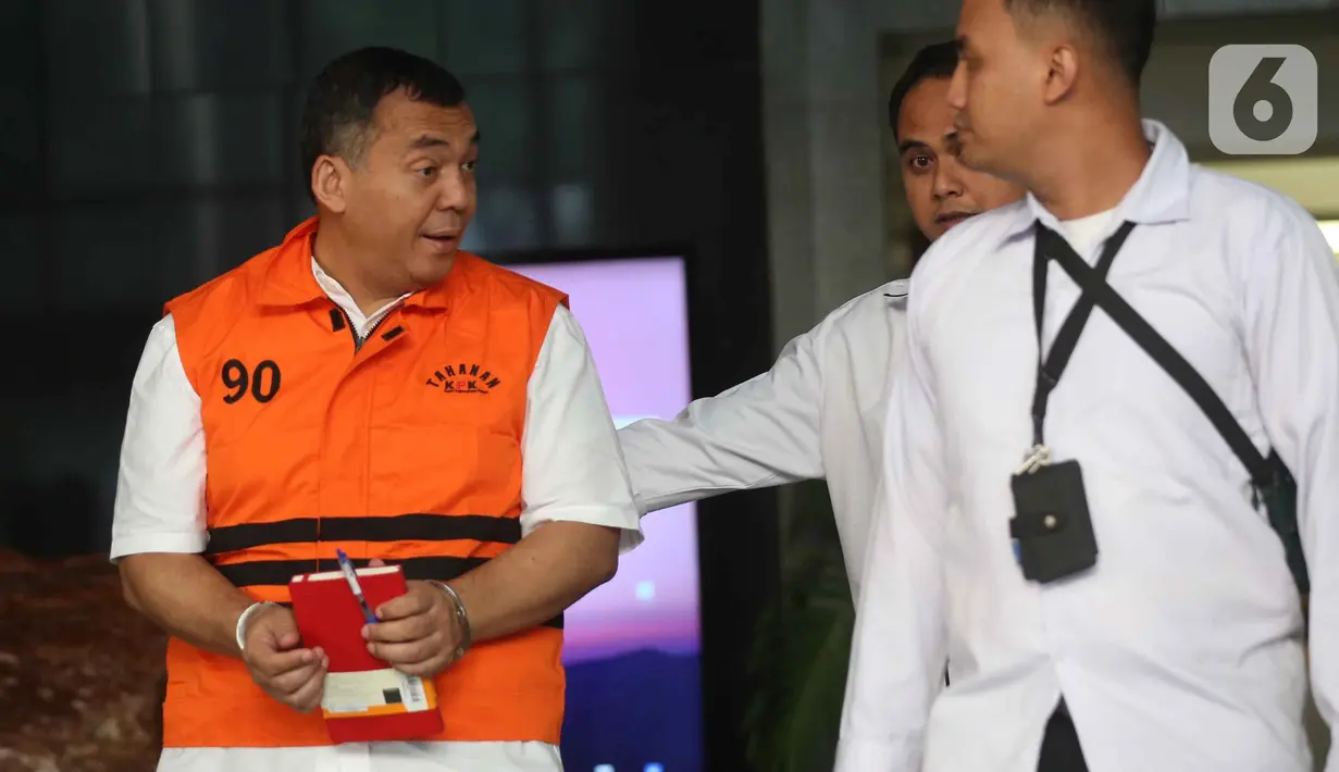 Mantan Wakil Menteri Imigrasi dan Pemasyarakatan (Imipas), Silmy Karim (kiri), usai menjalani pemeriksaan di Gedung Merah Putih Komisi Pemberantasan Korupsi (KPK), Senin (8/6/2026). Ini merupakan pemeriksaan perdana Silmy Karim setelah ditetapkan sebagai tersangka dan ditahan KPK pada 4 Juni 2026. (Liputan6.com/Helmi Fithriansyah)