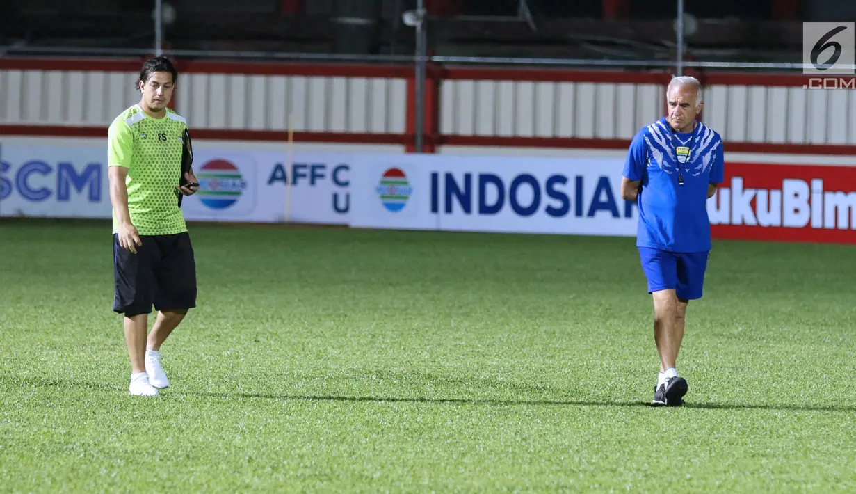 Pelatih Persib, Mario Gomez (kanan) mengecek kondisi lapangan jelang lanjutan Go-Jek Liga 1 Indonesia 2018 bersama Bukalapak di Stadion PTIK, Jakarta, Jumat (29/6). Persib akan melakoni laga melawan Persija, (30/6). (Liputan6.com/Helmi Fithriansyah)