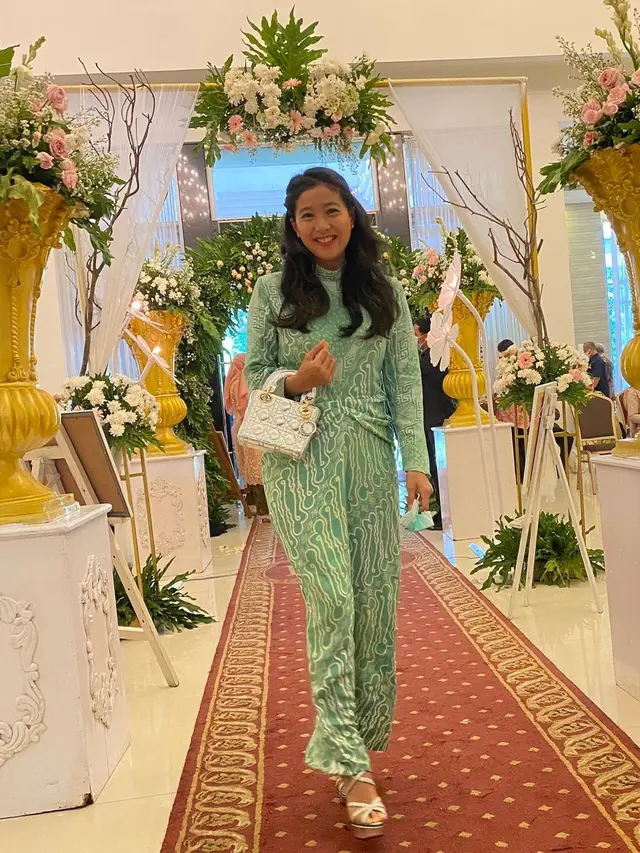 7 Gaya Olivia Zalianty Pakai Batik, Dasternya Curi Perhatian