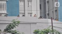 Sejumlah pasien Covid-19 saat menjalani karantina di RSDC Wisma Atlet Kemayoran, Jakarta, Kamis (16/12/2021). Menkes Budi Gunadi Sadikin mengumumkan temuan kasus Covid-19 varian Omicron dari pekerja kebersihan di RSDC Wisma Atlet Kemayoran. (merdeka.com/Iqbal S. Nugroho)