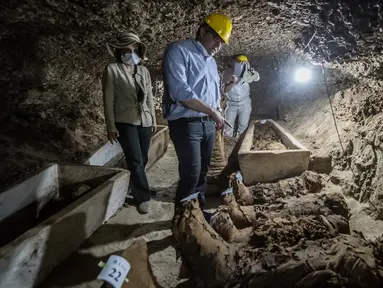 Arkeolog Mesir telah menemukan 17 mumi di distrik el-Gabal Touna, Minya, Mesir, Sabtu (13/5). Menteri barang antik Mesir, Khaled Al-Anani menyebut penemuan ini adalah yang pertama di wilayah Minya. (AFP PHOTO / KHALED DESOUKI)
