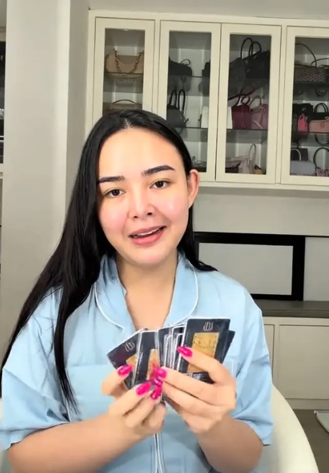 Amanda Dapat Dua Tas Kecil