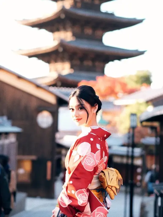Miliki wajah oriental, penampilan Gege dibalut baju kimono disebut bak warga lokal.  [Foto: IG/gegeelisa94].