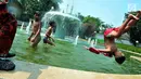 Seorang anak melompat di bundaran air mancur Jalan Teuku Umar, Jakarta Pusat, Sabtu (23/9). Cuaca panas ibu kota memaksa anak-anak menceburkan diri di kolam untuk menyejukkan badan. (Liputan6.com/Helmi Afandi)