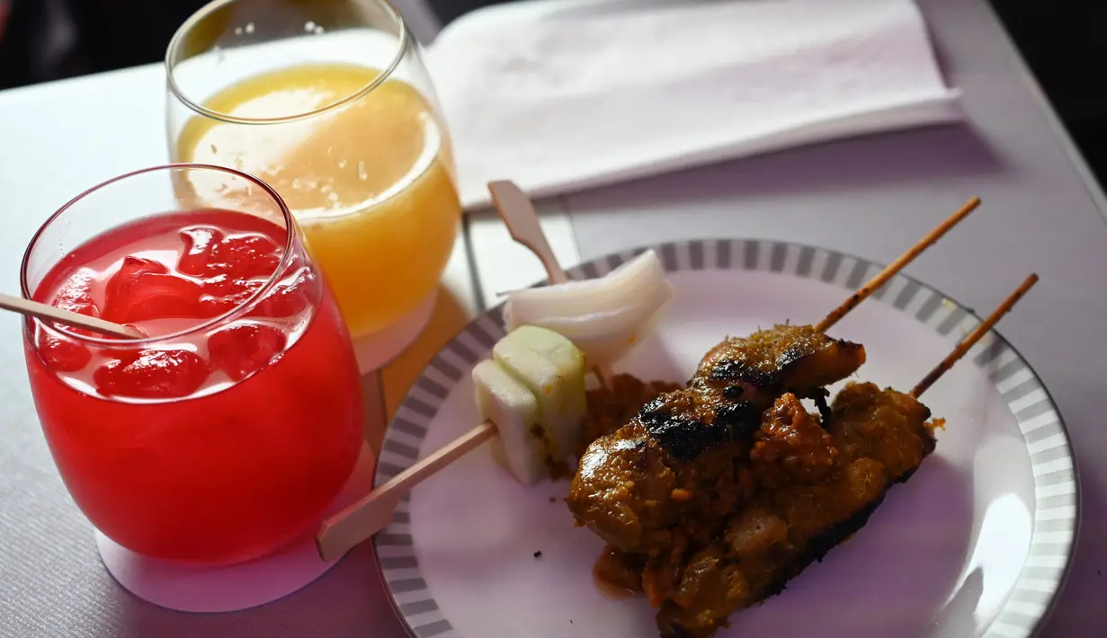 Bagian dari menu untuk kelas ekonomi saat makan siang perdana di Restaurant A380 @Changi di pesawat Airbus A380, di Bandara Internasional Changi, 24 Oktober 2020. Restoran A380 memiliki berbagai pilihan kelas; dari kelas ekonomi hingga suite dengan tempat tidur ganda. (ROSLAN RAHMAN/AFP)