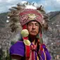 Seorang aktor mengenakan kostum Inca berpose untuk difoto sebelum mengikuti ritual Inca "Inti Raymi" di reruntuhan Saqsaywaman di Cuzco, Peru (24/6). (AP/Martin Mejia)