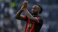Penyerang Bournemouth asal Ghana #24, Antoine Semenyo, bertepuk tangan kepada para penggemar di lapangan setelah pertandingan Liga Primer Inggris antara Tottenham Hotspur dan Bournemouth di Stadion Tottenham Hotspur di London, pada 9 Maret 2025. Pertandingan berakhir dengan skor 2-2. (Ben STANSALL/AFP)