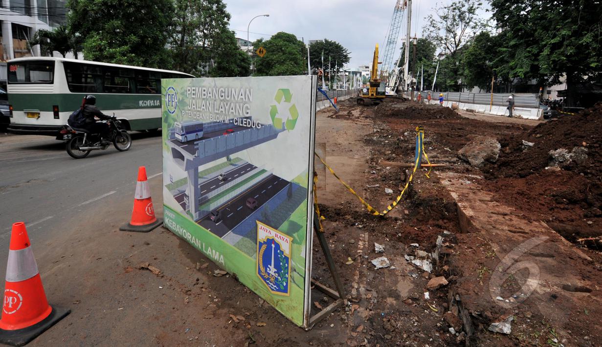 Suasana pembangunan Fly Over Ciledug - Tendean di Kebayoran Lama, Jakarta, Kamis, (12/3/2015). Agar lalu lintas lancar, Direktorat Lalu Lintas Polda Metro Jaya merencanakan rekayasa arus lalu lintas di kawasan tersebut (Liputan6.com/Johan Tallo)