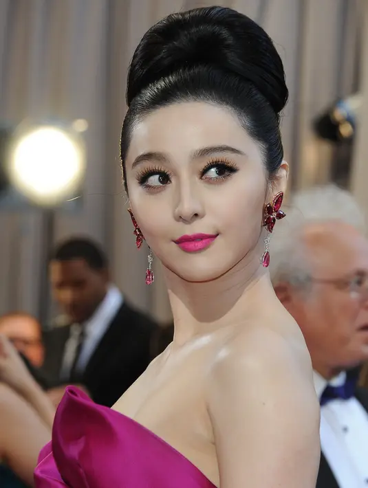 Aktris cantik yang pernah bermain untuk sejumlah film Hollywood, termasuk X-Men itu tak pernah lagi terdengar kabarnya. Tak ada satu pun media di China yang bisa memberitakan di mana Fan Bingbing saat ini. (AFP PHOTO/VALERIE MACON)