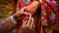 Ilustrasi pasangan pengantin India. (dok. pexels/Deepak Khirodwala)