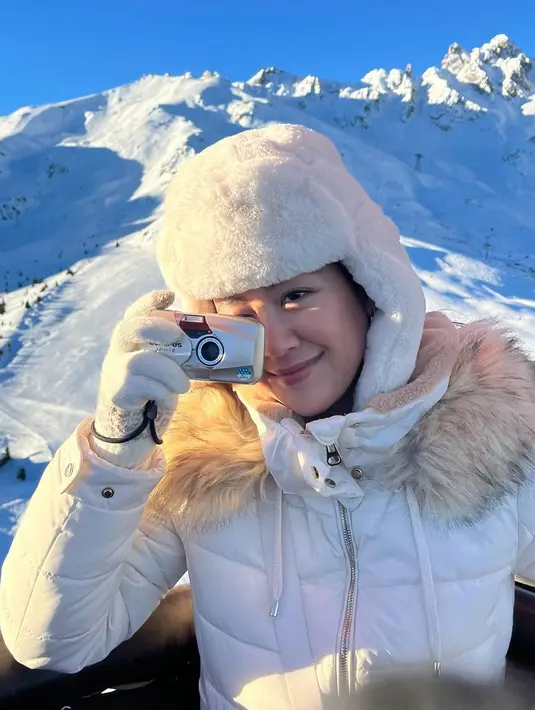 "Auto nyanyi baca captionnya," tulis seorang netizen. "Caption yang dapat didengar," tulis yang lain. [Foto: Instagram/sherinamunaf]