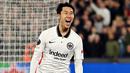 Daichi Kamada merupakan salah satu pemain yang turut menjadi bagian penting Eintracht Frankfurt saat meraih trofi Liga Europa musim 2021/2022. Pria asal Jepang itu memiliki harga 22 juta euro atau setara dengan Rp345 miliar. (AFP/Glyn Kirk)