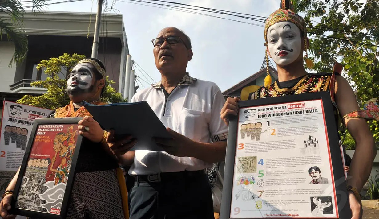 Terlihat dua tokoh wayang Arjuna dan Kurawa di antara para demonstran, Jakarta, Kamis (28/4/14). (Liputan6.com/Miftahul Hayat) 