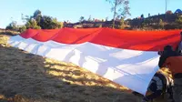 Pembentangan bendera merah putih raksasa di Gunung Prau untuk memperingati HUT kemerdekaan ke-73 RI. (Foto: Liputan6.com/Istimewa/Muhamad Ridlo)