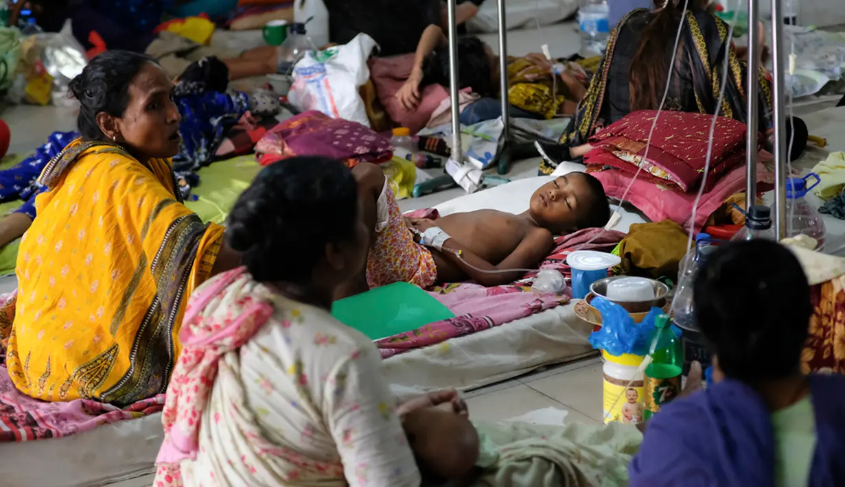 "Apa yang terjadi pada mereka yang tidak siap? Jika korporasi di kota atau pemimpin setempat lebih peduli dan melakukan penyemprotan insektisida, kita mungkin bisa menghindari wabah dengue," lanjutnya. (AP Photo/Mahmud Hossain Opu)