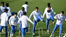 Los Blancos datang dengan tekanan untuk merespons kekalahan dari Liverpool di matchday sebelumnya. Tampak dalam foto, gelandang Real Madrid asal Inggris, Jude Bellingham (tengah) dan rekan-rekannya berlatih selama sesi latihan jelang matchday 5 league phase Liga Champions 2025/2026 melawan Olympiakos FC di Real Madrid Sports City, Valdebebas, pada Selasa 25 November 2025. (Javier SORIANO/AFP)