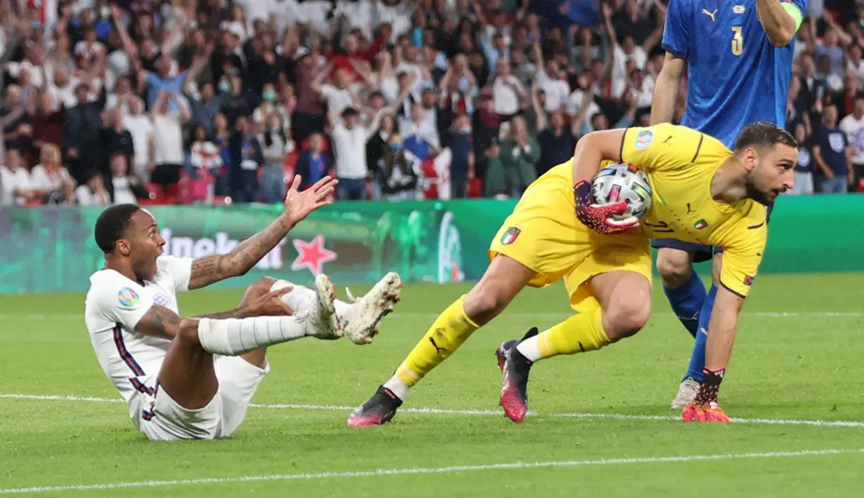 Pemain Inggris Raheem Sterling (kiri) bereaksi saat melawan Italia pada pertandingan final Euro 2020 di Stadion Wembley, London, Inggris, 11 Juli 2021. Meski kerap dikritik karena sering diving, sayap kiri Inggris ini terbukti bisa imbangi dengan penampilan bagus. (Carl Recine/POOL/AFP)