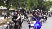 Sejumlah personil Polri berpatroli jelang pencoblosan (Liputan6.com/ Eka Hakim)