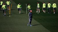 Pelatih Real Madrid, Zinedine Zidane (tengah) melihat anak buahnya berlatih jelang "El Clasico" melawan Barcelona di Valdebebas, Madrid, Spanyol  (1/4). Madrid tertinggal sepuluh poin dari Los Blaugrana yang memuncaki klasemen. (REUTERS/Sergio Perez)
