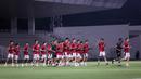 Para pemain Timnas Indonesia melakukan pemanasan dalam latihan perdana di Jakarta menjelang Putaran Ketiga Kualifikasi Piala Dunia 2026 melawan China yang berlangsung di Stadion Madya, Kompleks Stadion Utama Gelora Bung Karno (SUGBK), Senayan, Jakarta, Senin (02/06/2025). (Bola.com/Bagaskara Lazuardi)