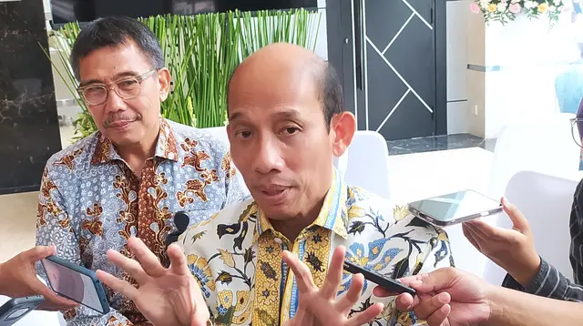 Mantan Menteri Energi Dan Sumber Daya Mineral (ESDM) Arcandra Tahar di Kantor Kementerian ESDM, Selasa (16/4/2024). (Tira/Liputan6.com)