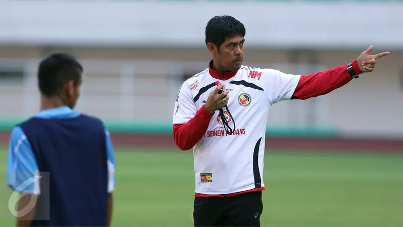 Pelatih Semen Padang, Nil Maizar (kanan), memberi arahan pada pemain pada latihan jelang laga perebutan tempat 3 Piala Presiden 2017 melawan Persib di Stadion Pakansari, Jumat (10/3/2017).