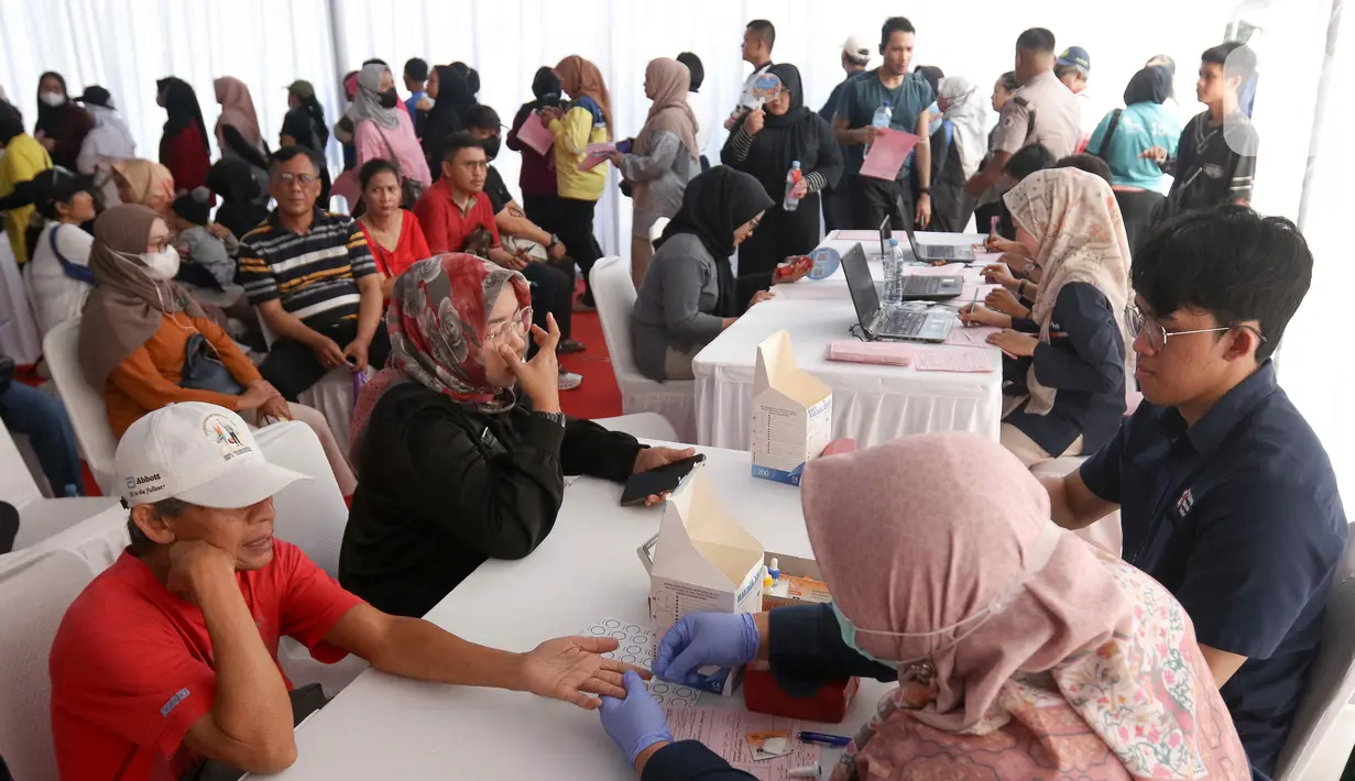 Warga menjalani pemeriksaan kesehatan sebelum melakukan donor darah.  (Liputan6.com/Herman Zakharia)