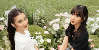 Dalam potret yang dibagikan, Sheila dan Fita sama-sama tampil dengan gaya feminin playful khas Cecilie Bahnsen. Keduanya kompak mengenakan hairstyle half-up lengkap dengan detail pita besar yang membuat penampilan mereka terlihat makin manis dan youthful. [@sheiladara].