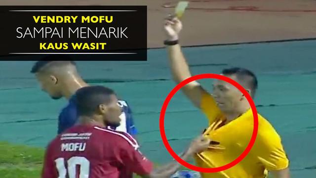 Berita video insiden menarik kaus wasit saat Semen Padang menang atas Arema FC 1-0 pada leg I Semifinal Piala Presiden 2017, Kamis (2/3). Pemain yang menarik kaus wasit itu adalah gelandang Semen Padang, Vendry Mofu.