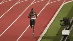 Pelari Uganda Joshua Cheptegei memimpin putaran trek pada final 5.000 meter putra kejuaraan Monaco Diamond League 2020 di Stadion Louis II, Monako, Jumat (14/8/2020). Joshua memecahkan rekor dunia lari 5.000 meter dengan catatan waktu 12:35,36. (Guillaume Horcajuelo/Pool Via AP)