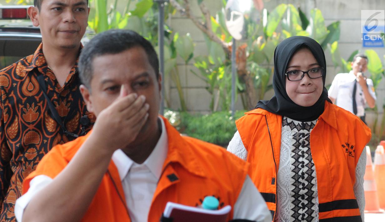 Tersangka Bupati Mojokerto nonaktif Mustofa Kamal Pasa (kiri) dan Wakil Ketua Komisi VII DPR Eni Maulani Saragih (kanan) tiba di Gedung KPK, Jakarta, Jumat (27/7). Mustofa dan Eni kembali diperiksa KPK terkait dugaan korupsi. (Merdeka.com/Dwi Narwoko)