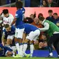 Penyerang Tottenham Hotspur, Son Heung-min, tampak menyesal usai melakukan pelanggaran terhadap gelandang Everton, Andre Gomes, pada laga Premier League di Goodison Park, Minggu (3/11). Tekel tersebut menyebabkan Gomes mengalami patah kaki. (AFP/Oli Scarff)