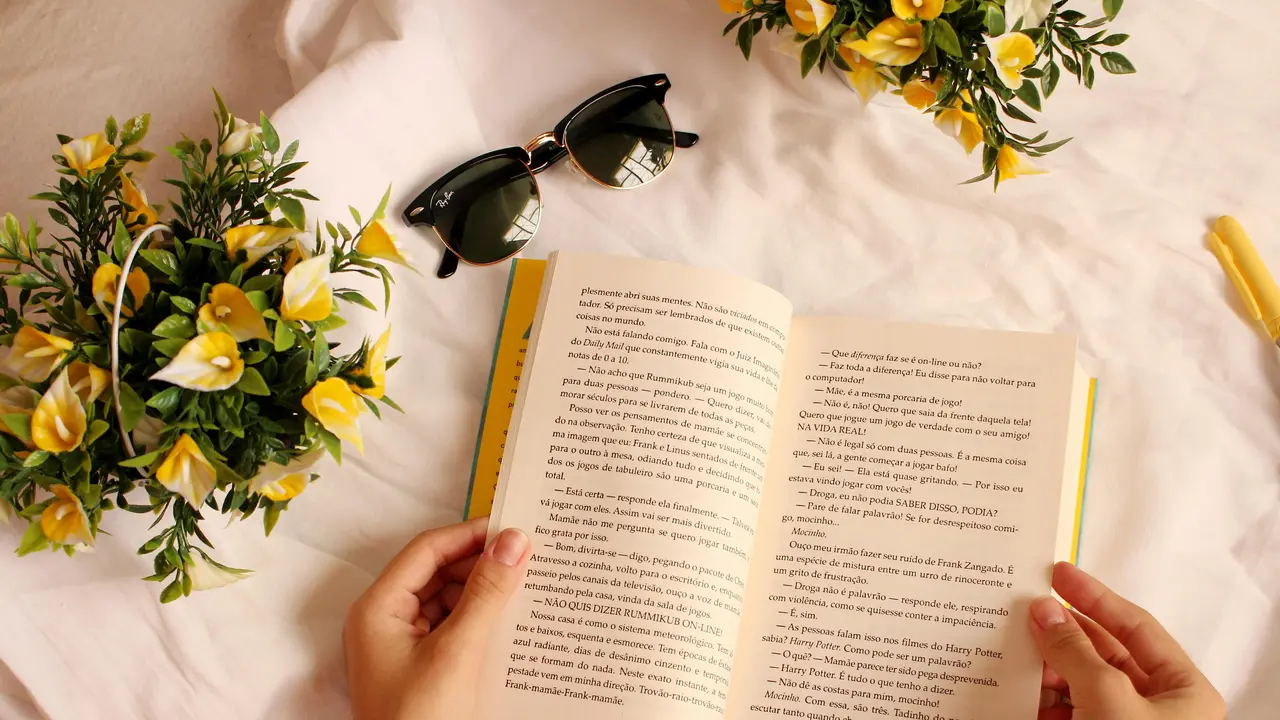 Buku cetak mengurangi ketegangan layar.