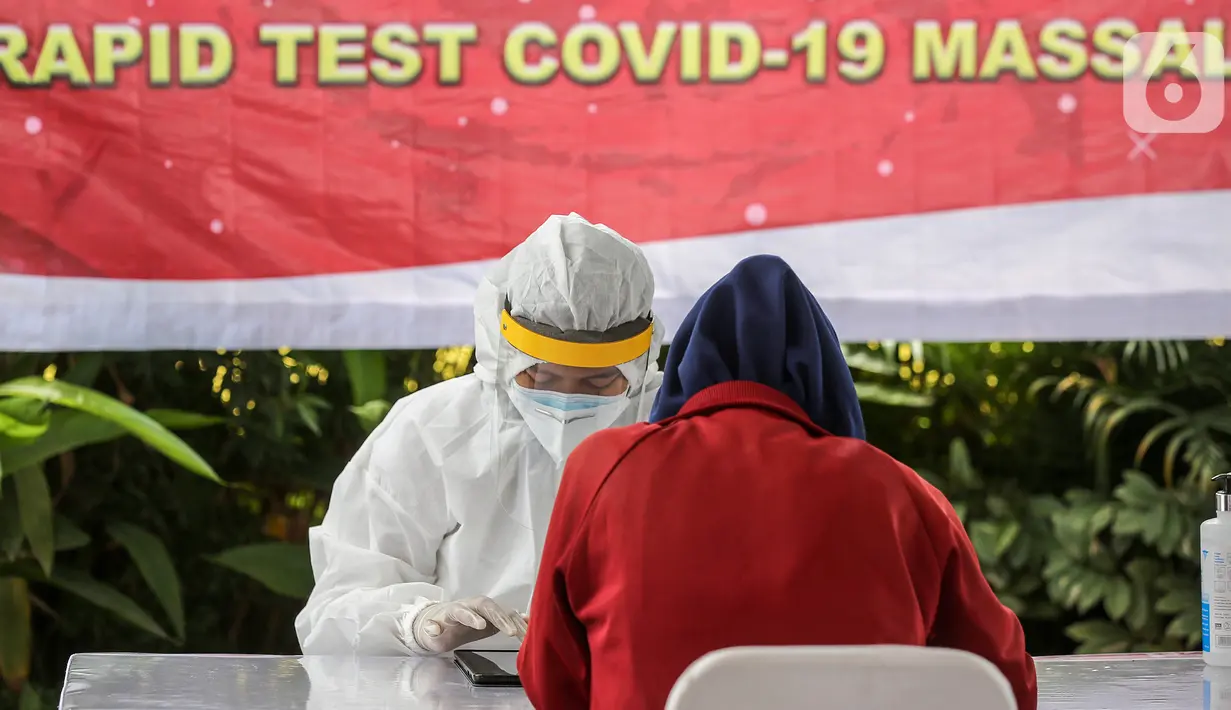 Tenaga medis menginput data warga saat rapid test massal di Kantor Kelurahan Pondok Betung, Tangerang Selatan, Kamis (14/5/2020). Sebanyak 500 alat rapid tes covid-19 dan 2 unit mobile laboratorium disediakan untuk mendapatkan hasil uji tes dengan PCR dalam waktu 5 jam. (Liputan6.com/Fery Pradolo)