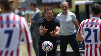 Pelatih Atletico Madrid, Diego Simeone, saat laga Grup B Piala Dunia Antarklub 2025 melawan Botafogo yang berlangsung di Rose Bowl stadium, Los Angeles, Amerika Serikat, Selasa (24/06/2025). (AFP/Patrick T. Fallon)