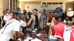 Wakil Gubernur, Sandiaga Uno bersalaman dengan atlet polo air putri pada acara pelepasan tim Akutik di Epicentrum, Jakarta, Jumat (11/8/2017). Akuatik diharapkan merebut lima emas pada SEA Games 2017. (Bola.com/Nicklas Hanoatubun)