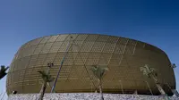 Pemandangan umum Lusail Stadium di pinggiran ibu kota Qatar, Doha, 28 Maret 2022. Stadion berkapasitas 80 ribu penonton ini akan menjadi tuan rumah final Piala Dunia 2022 pada bulan Desember mendatang. (GABRIEL BOUYS/AFP)