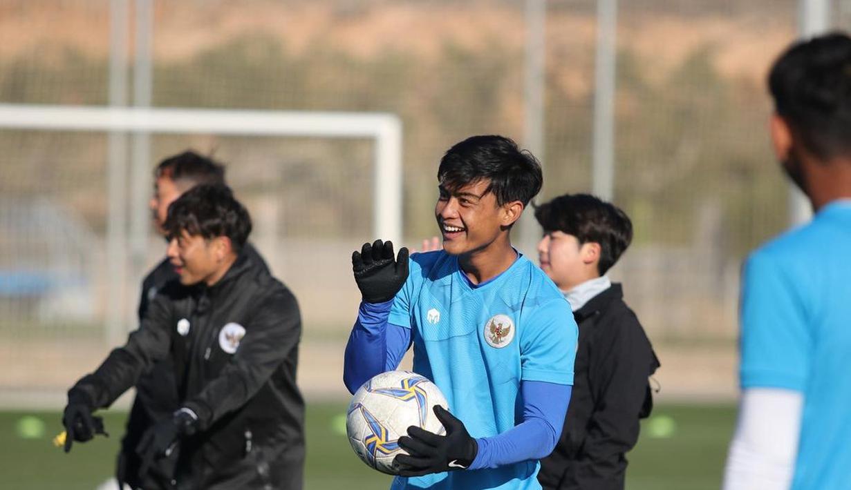 7 Potret Ganteng Pratama Arhan, Pemain Sepak Bola Berprestasi di Timnas