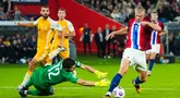 Pemain Timnas Norwegia, Erling Haaland, berusaha melewati kiper Moldova, Cristian Avram, dalam lanjutan Kualifikasi Piala Dunia 2026 di Ullevaal Stadium, Rabu (10/9/2025). (Cornelius Poppe/NTB via AP)