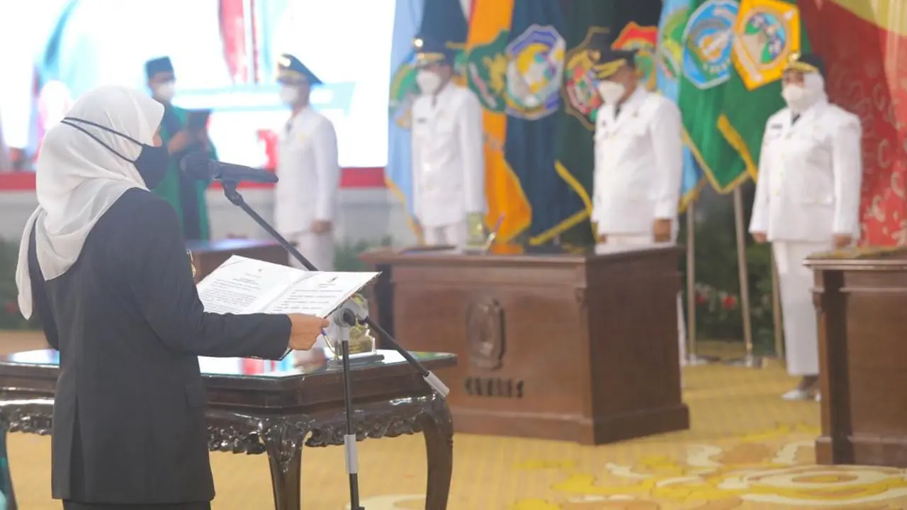 Khofifah melantik 6 pasangan calon terpilih pilkada di Jatim. (Dian Kurniawan/Liputan6.com)