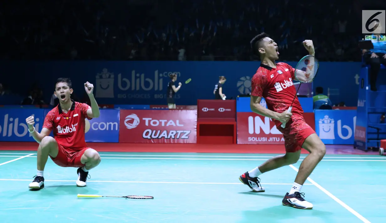 Ganda putra Indonesia, Fajar Alfian/M Rian Ardianto bersorak usai mengalahkan Takeshi Kamura/Keigo Sonoda (Jepang) pada 32 besar Indonesia Open 2018, Istora GBK, Jakarta, Rabu (4/7). Fajar/Rian unggul21-18, 14-21, 21-18. (Liputan6.com/Helmi Fithriansyah)