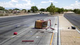 Keranjang balon udara yang jatuh tergeletak di trotoar di Albuquerque, New Mexico, Amerika Serikat, Sabtu (26/6/2021). Balon udara jatuh setelah menghantam kabel listrik saat terbang. (AP Photo/Andres Leighton)