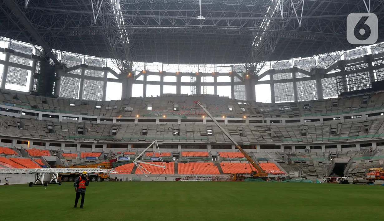 Tampilan bagian dalam Jakarta International Stadium (JIS), Selasa (21/12/2021). Pembangunan stadion yang dirancang sesuai standar Federation Internationale de Football Association (FIFA) ini rencananya mampu menampung hingga 82.000 penonton. (Liputan6.com/Helmi Fithriansyah)