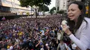Komite Nobel menuturkan bahwa Maria Corina Machado dinilai pantas menerima penghargaan ini karena dedikasinya yang tak kenal lelah dalam memperjuangkan hak-hak demokratis rakyat Venezuela serta perjuangannya untuk mewujudkan transisi yang adil dan damai. Tampak dalam foto ketika pemimpin oposisi Maria Corina Machado berpidato di hadapan para pendukungnya dalam protes menentang Presiden Nicolas Maduro sehari sebelum pelantikannya untuk masa jabatan ketiga di Caracas, Venezuela, Kamis, 9 Januari 2025. (AP Photo/Matias Delacroix)