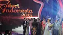 Puteri Indonesia 2015 Anindya Kusuma Putri melambaikan tangannya usai dinobatkan sebagai pemenang kontes kecantikan yang diselenggarakan di JCC, Jumat (20/2). (Liputan6.com/Herman Zakharia)
