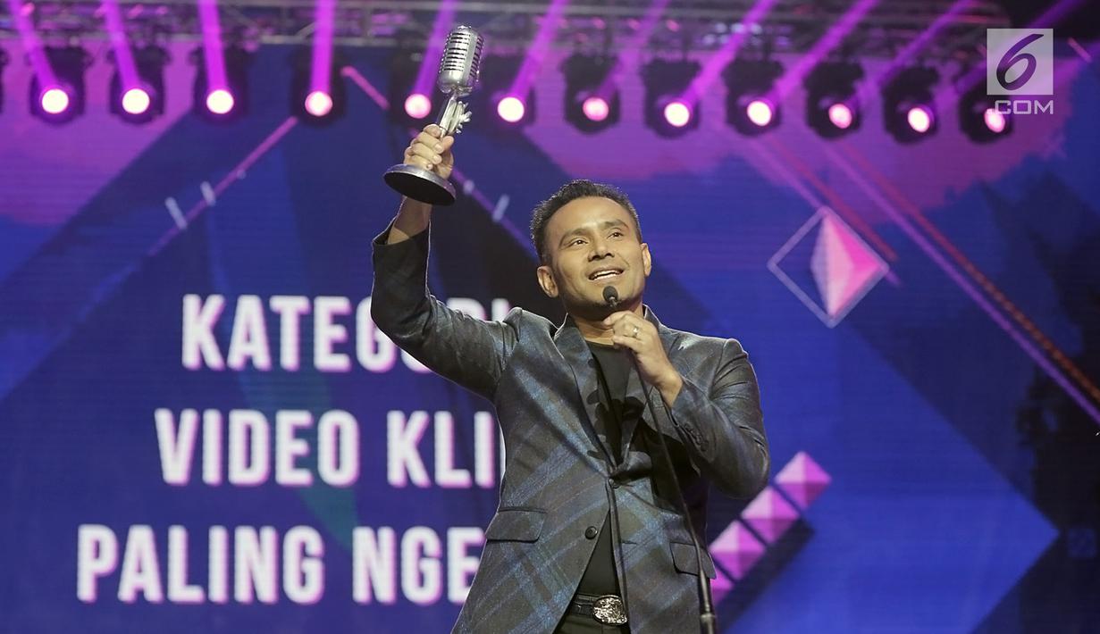 FOTO: Judika Rebut Dua Piala di SCTV Music Awards 2019 ...